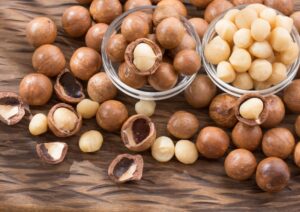 Mua hạt mắc ca còn vỏ hay hạt đã tách vỏ là tốt nhất